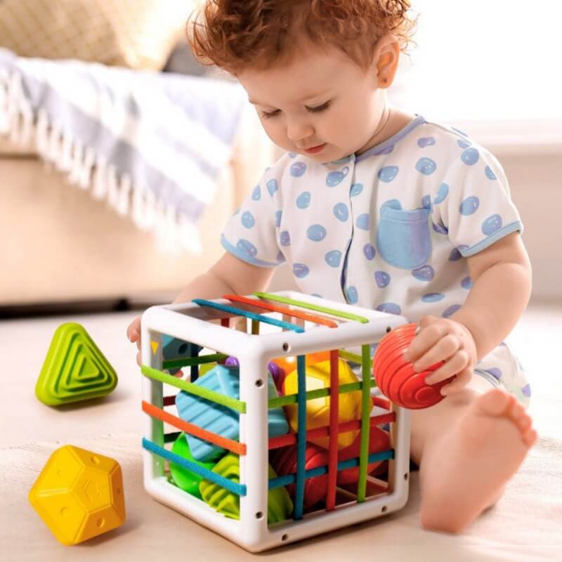 Buntes Kinderspielzeug zum Sortieren von Formen und Farben