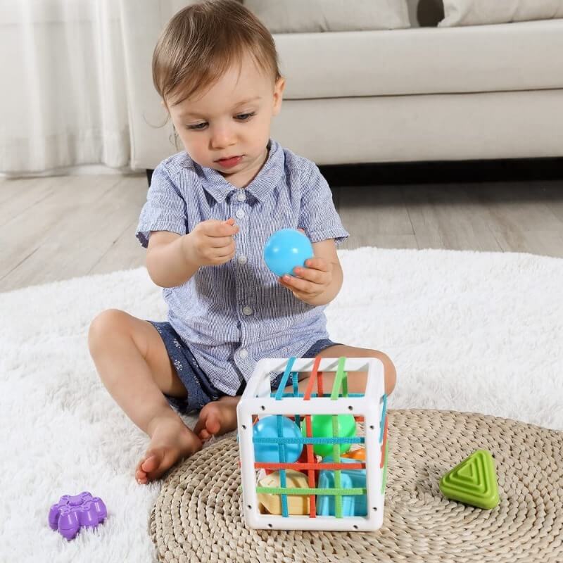 Buntes Kinderspielzeug zum Sortieren von Formen und Farben