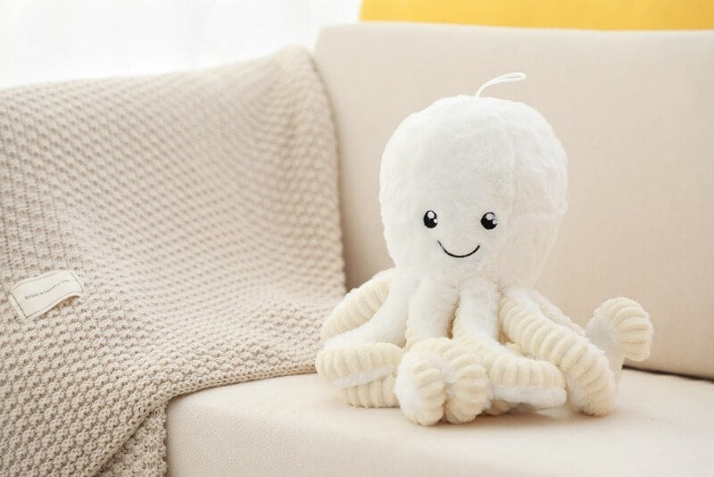 Oktopus Weiss auf dem Sofa